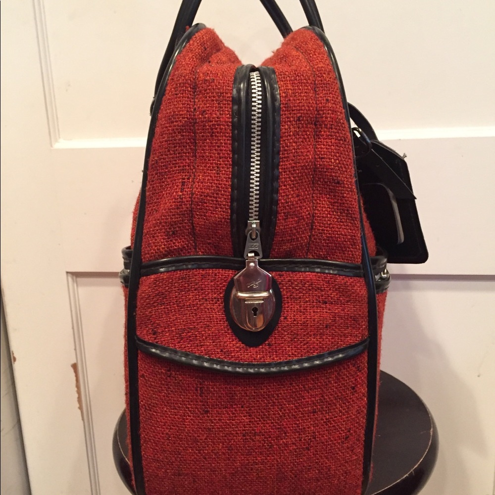 Vintage carry on bag in excellent condition.